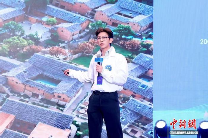 郑威仁在文化交流活动中分享云南创业经验。受访者 供图