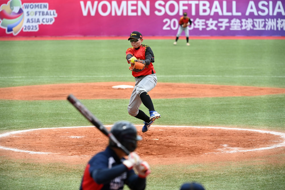 ↑2025年7月19日，中国队球员柴燚楠在陕西西安举行的2025年女子垒球亚洲杯循环赛中投球。