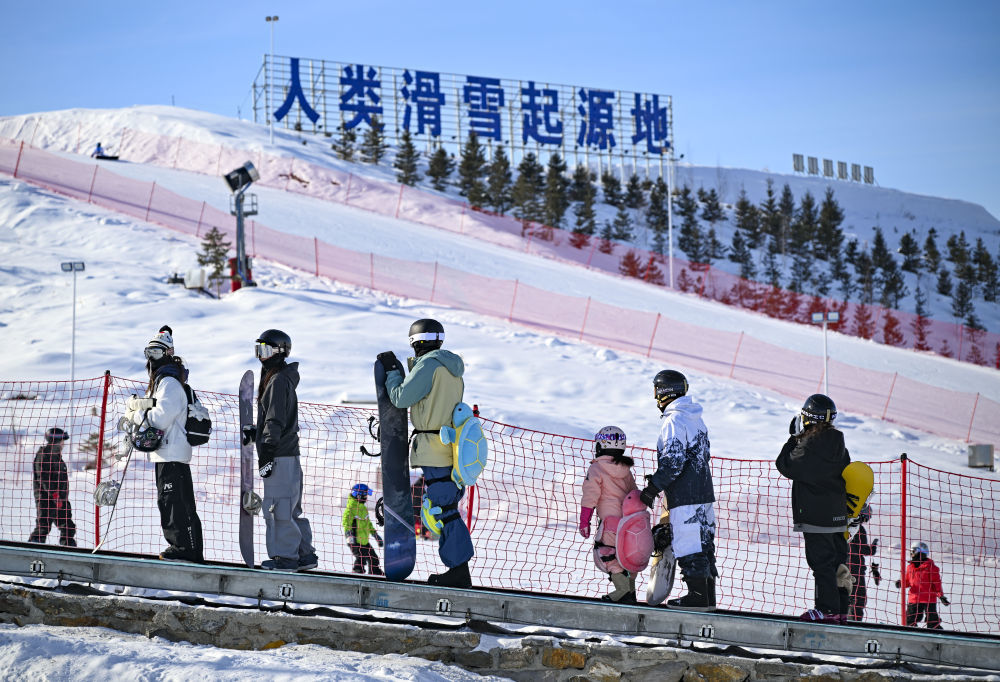 1月25日，游客在阿勒泰市将军山国际滑雪度假区乘坐“魔毯”上山滑雪。