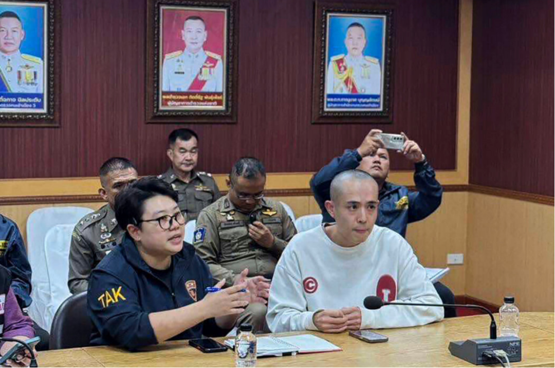 ◆王星获救后在缅甸的诈骗窝点与泰国警察交谈。