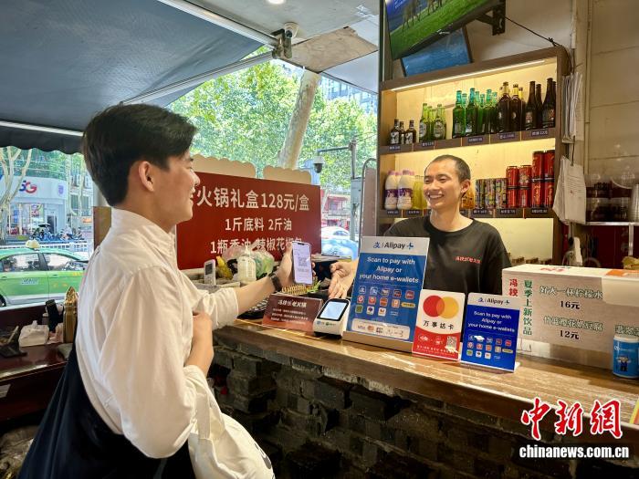 便捷的电子支付为新加坡大学生Isaac在成都开启美食之旅打开了方便的大门。 胡晓晶 供图