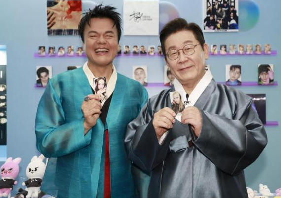 李在明和韩国JYP娱乐代表兼首席制作人朴轸永合影 韩联社