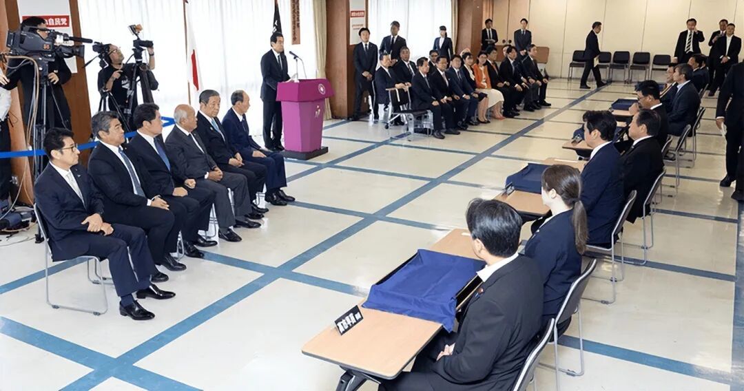 ◆9月22日,自民党总裁选举管理委员会委员长相泽一郎正在发表总裁选举告示。