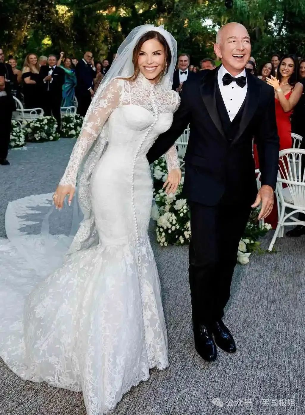 双双婚内出轨！亿万富豪花4亿办婚礼，被拉横幅抗议…, image size:1025x1392