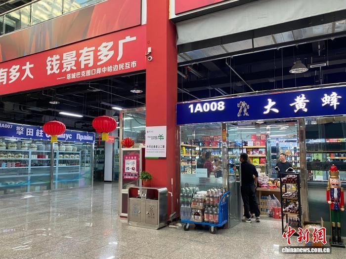 比邻而立的“大黄蜂”和“擎田柱”。刘益伶 摄