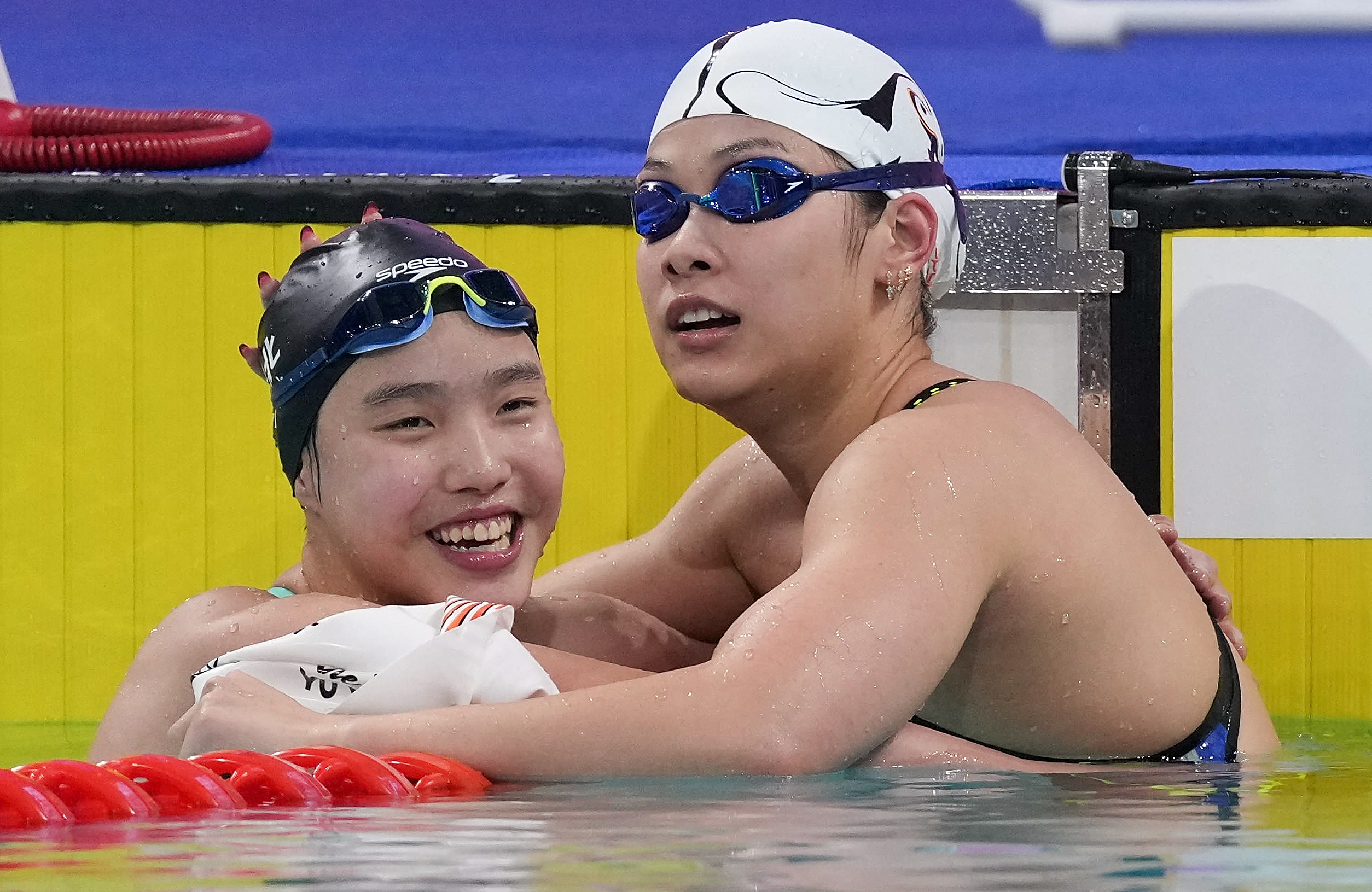 11月11日，河北队选手于子迪（左）在比赛后与浙江队选手余依婷拥抱致意。于子迪打破亚洲纪录获得冠军，余依婷获得亚军。新华社记者 薛宇舸 摄