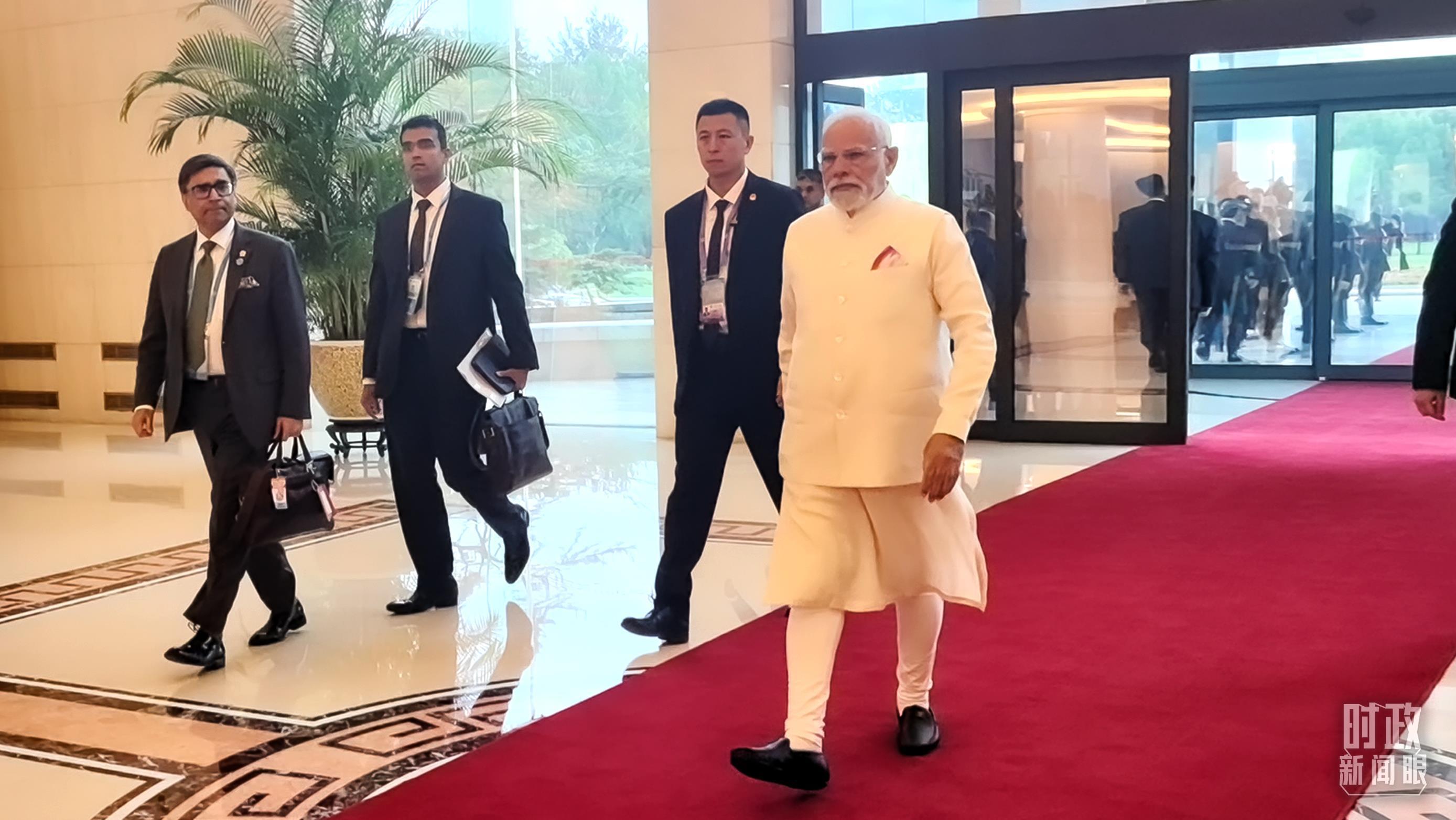 △印度总理莫迪步入会见厅。（总台央视记者范凯拍摄）
