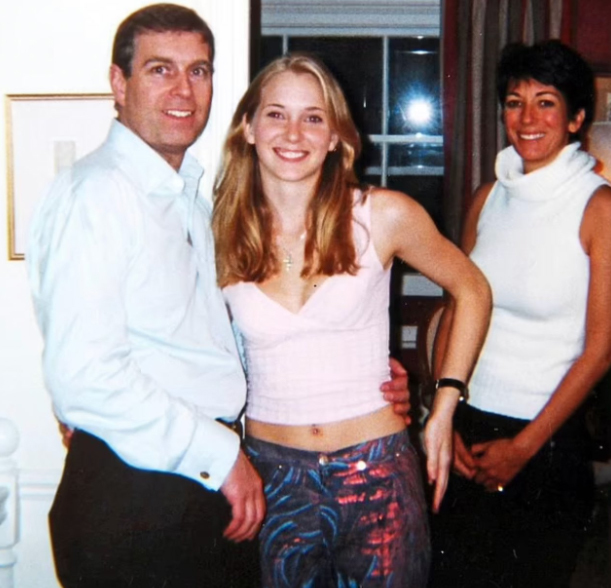 朱弗雷公布的据称是2001年在爱泼斯坦同伙马克斯韦尔(右)伦敦寓所拍摄的照片,照片中安德鲁王子(左)搂着朱弗雷(中)的腰。 社交媒体