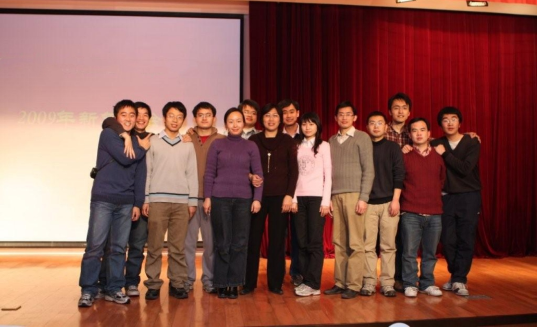 王宏宁(左一)清华求学时期在朱小燕老师(左七)课题组活动合影