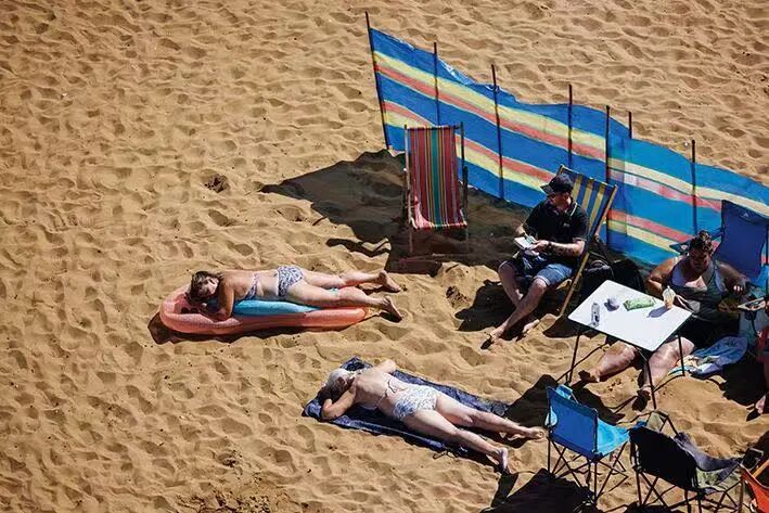 2024年8月28日,人们在英国肯特郡布罗德斯泰斯的维京湾享受夏日假期