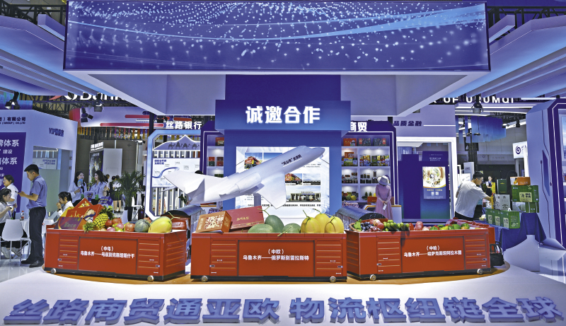 在2025（中国）亚欧商品贸易博览会现代物流、低空经济展区，新疆商贸物流（集团）有限公司展台展示多个跨境物流项目。辛悦卫/摄