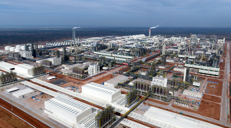 图为内蒙古宝丰煤基新材料有限公司煤制烯烃项目。新华网发(贺炫凯 摄)