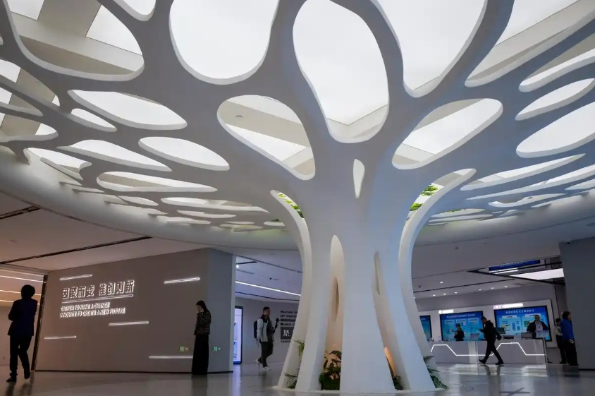 观众在武汉产业创新发展研究院参观。新华社记者 伍志尊摄