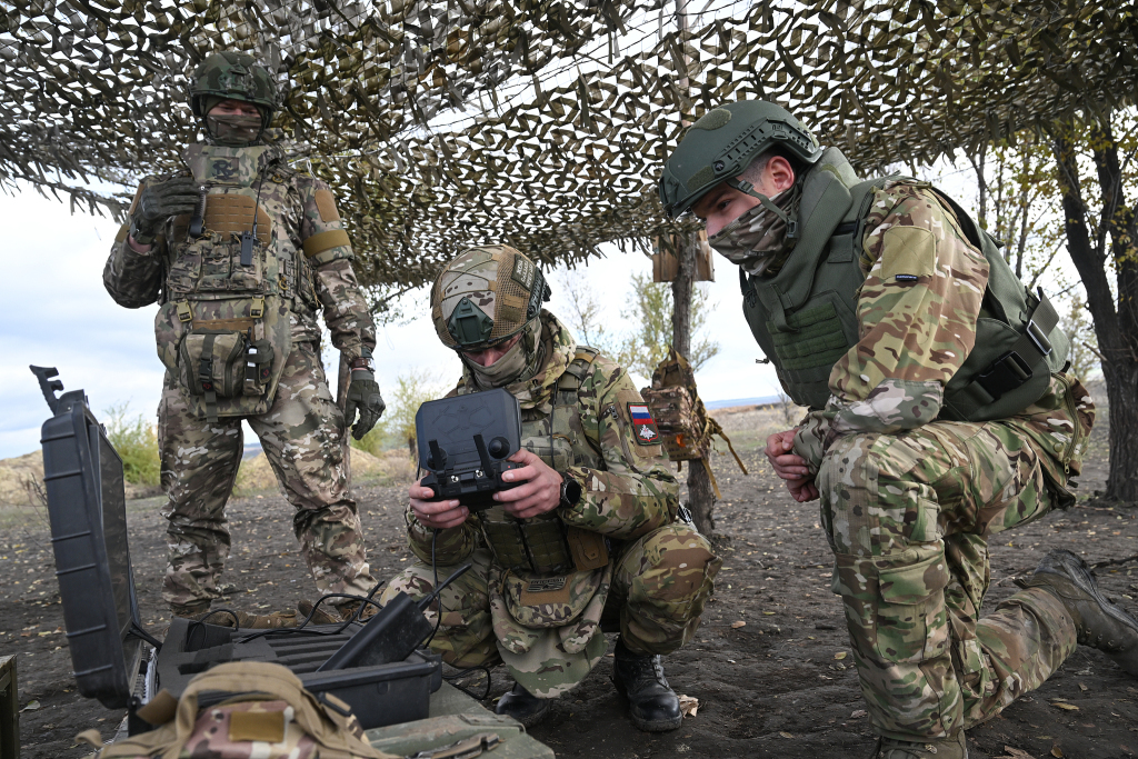 当地时间2025年11月2日,俄罗斯,“西部”集团军侦察部队士兵利用无人机配合地面侦察部队完成训练任务。视觉中国 图
