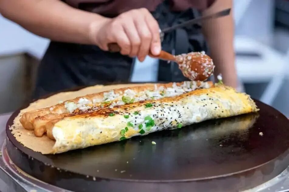 你说什么样的天津煎饼果子才叫正宗。(图/图虫创意)