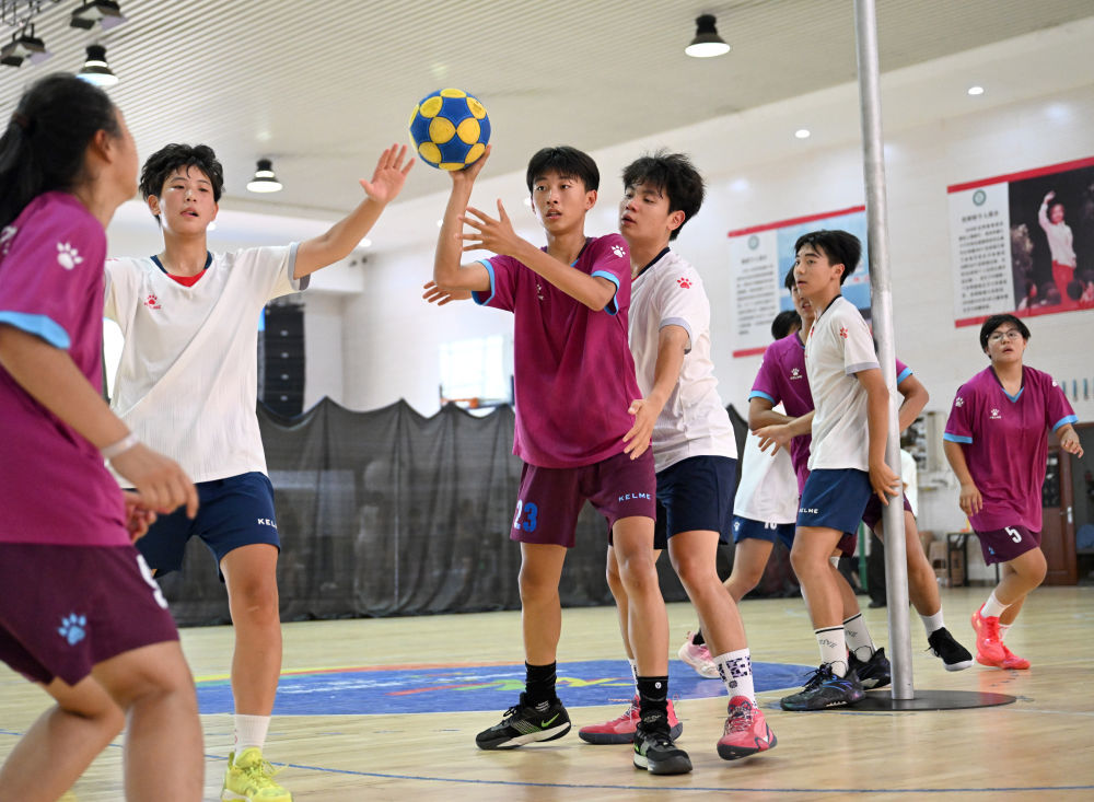 郑州市第七十六中学荷球队球员在练习赛中。新华社记者 李嘉南 摄