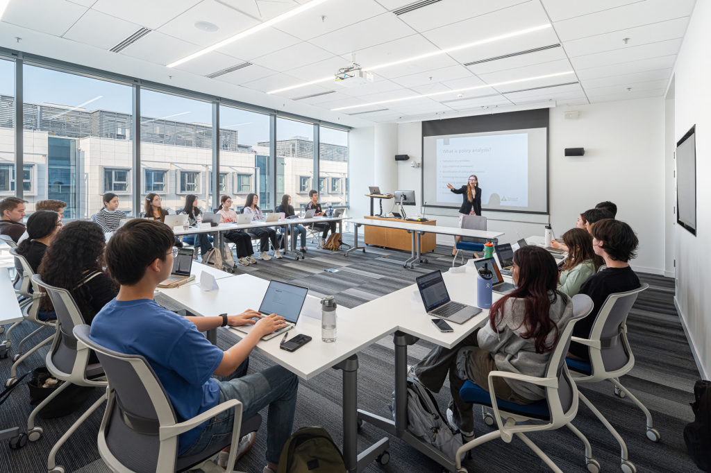 奎尔奇表示,昆山杜克大学来自美国的全日制本科生比例约占每年新生比例的11%,美籍教职员工的数量占全校教职工约20%。