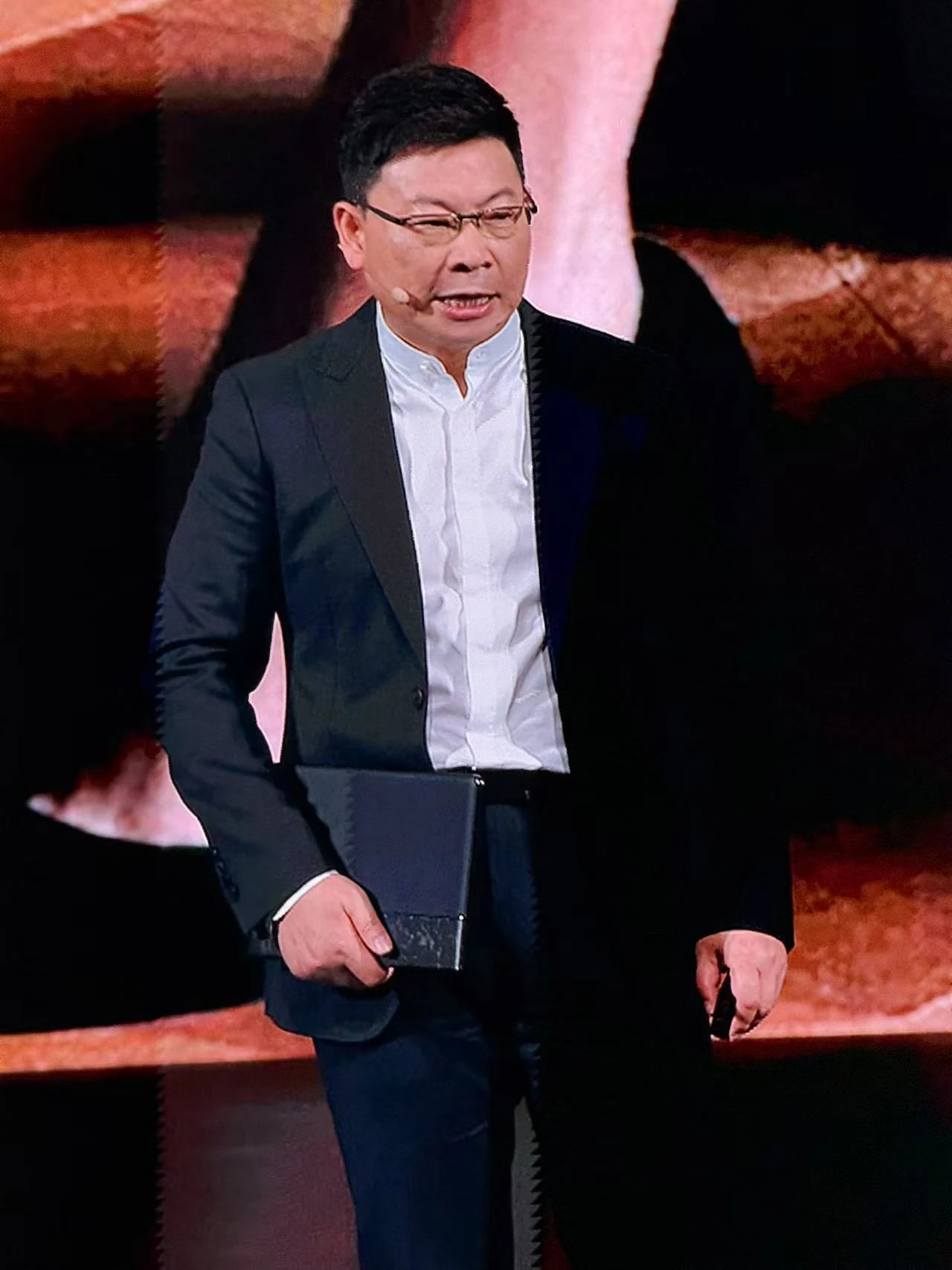 华为折叠电脑发布:18 英寸折叠屏,可以折叠带走的鸿蒙一体机