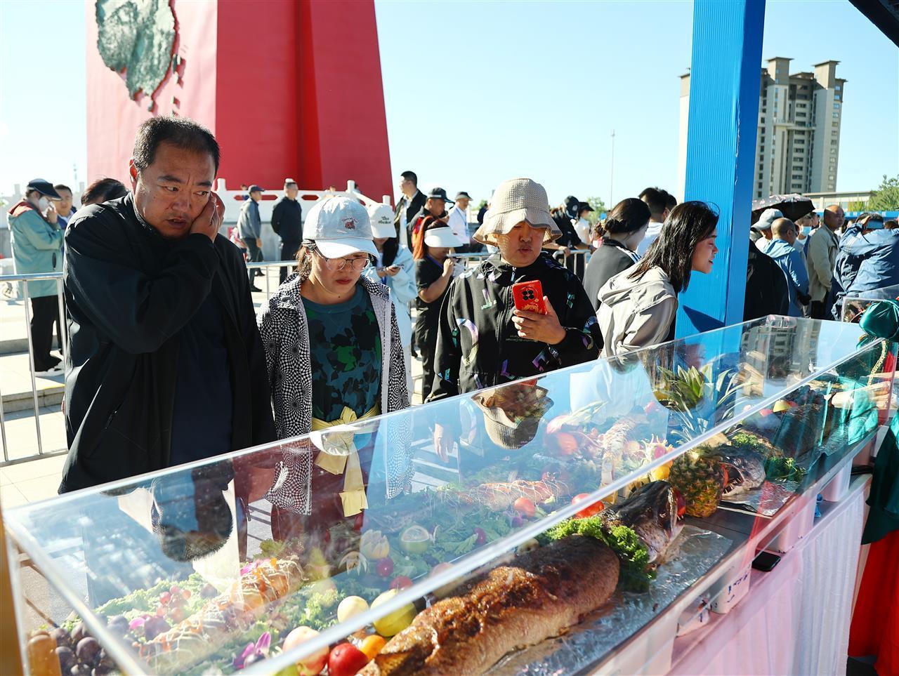 現(xiàn)場的美食區(qū)(來源:黑河日報(bào))