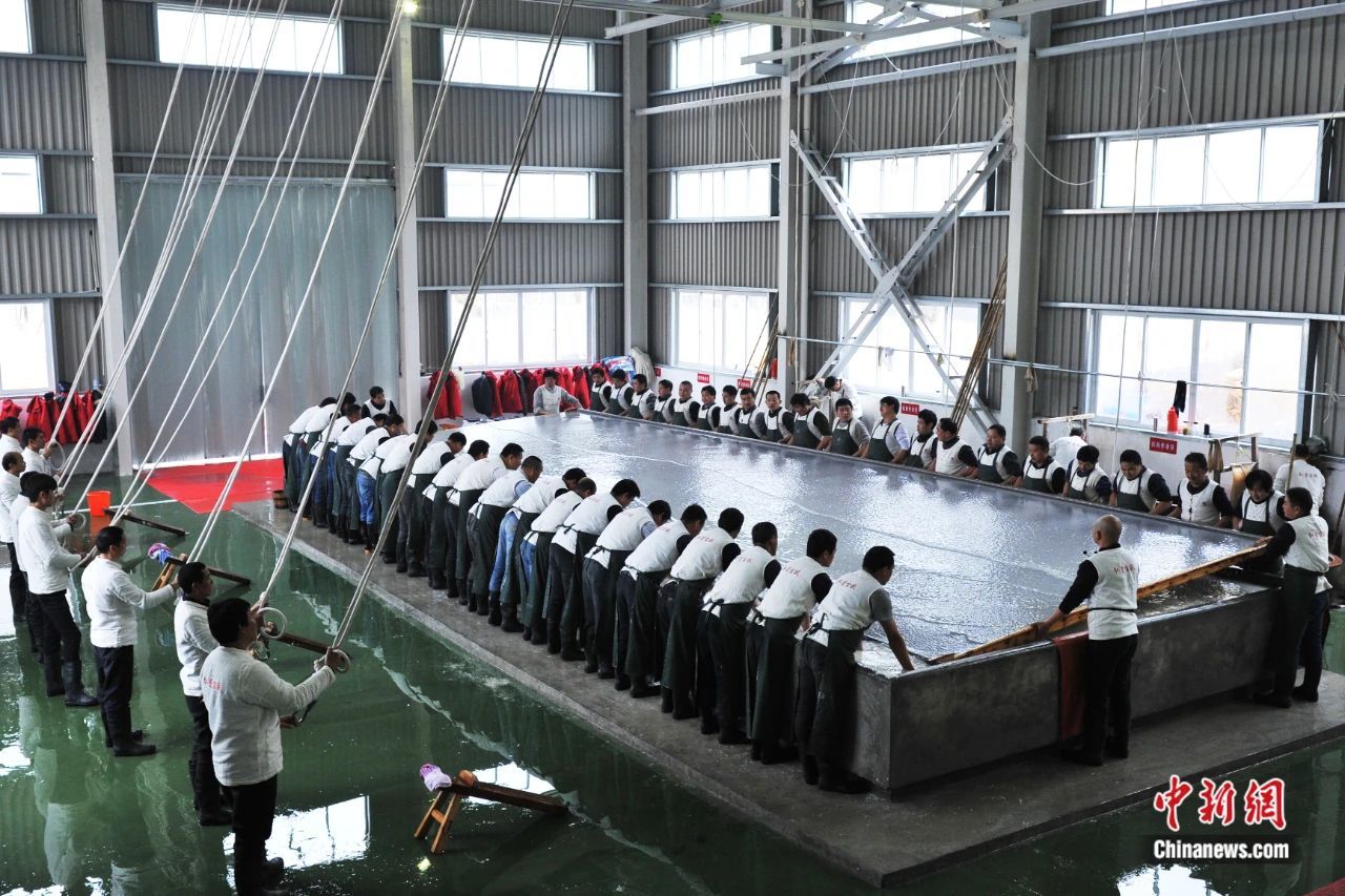 “三丈三”宣纸捞制现场。尹建生 摄