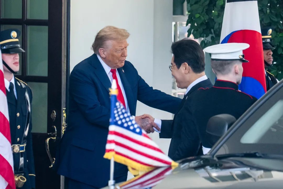 8月25日,美国总统特朗普(左二)在华盛顿白宫欢迎韩国总统李在明(左三)。新华社记者胡友松摄