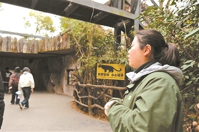 赵媛在天猫通道前,为游客讲解