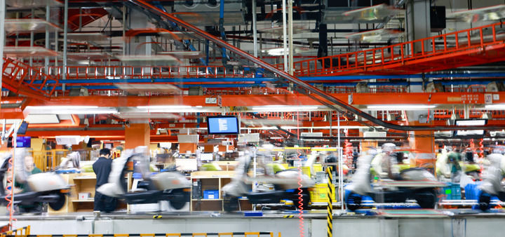 这是2025年9月16日在江苏无锡锡山区电动车产业园内的雅迪科技集团拍摄的电动车生产线。新华社记者 刘佳琪 摄