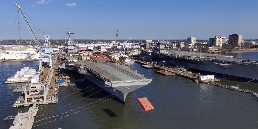 2024年2月,“肯尼迪”号(画面左侧)开始进行舰艏弹射器静态弹射测试,注意其左舷方向画面右侧等待拆解的“企业”号