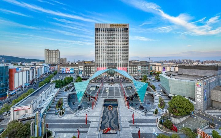 常熟服装城外景（资料照片）。新华社发