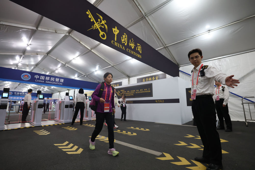 11月15日,比赛前,参赛选手在深圳湾口岸前置查验区完成查验手续。 新华社记者 毛思倩 摄