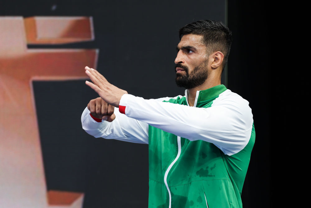 8月12日,2025年成都世运会武术男子散打85公斤级亚军伊朗选手穆罕默德礼萨在领奖台上向观众致意。