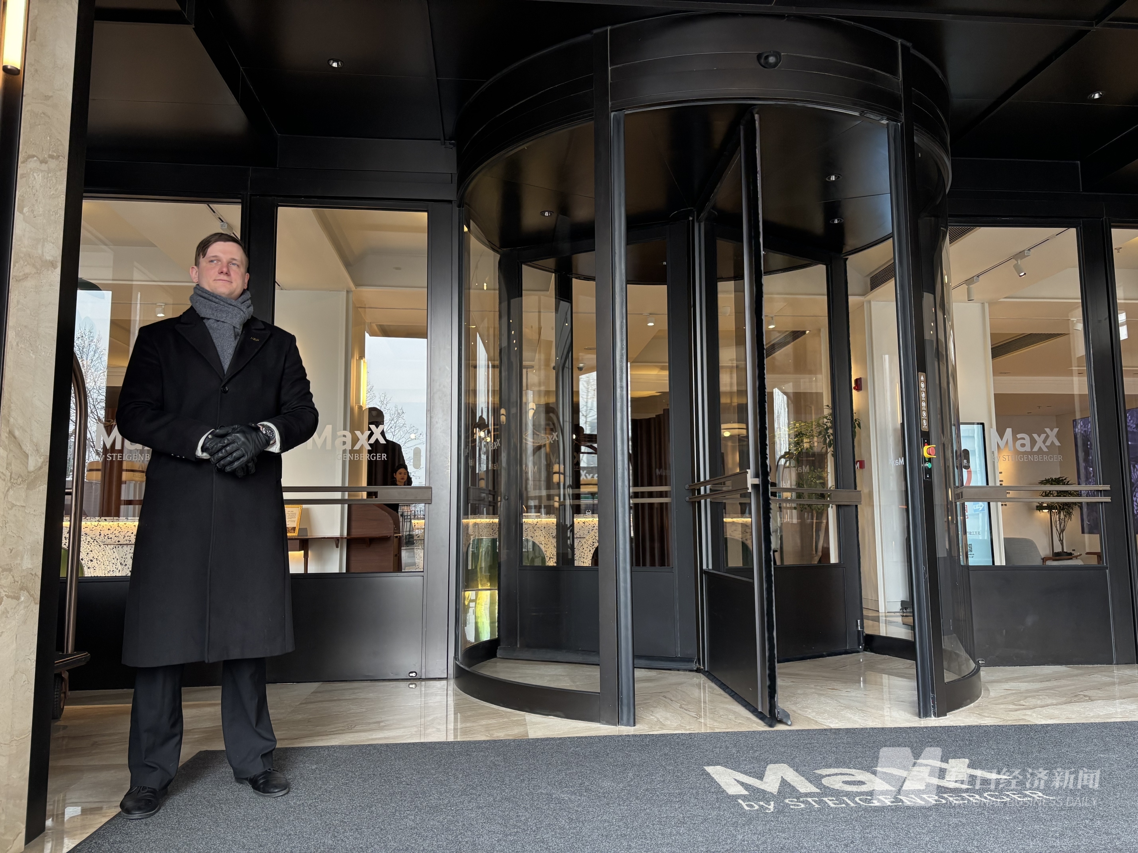 上海外滩东方美仑美奂酒店的迎宾已经换成外国人 图片来源:每经记者 舒冬妮 摄