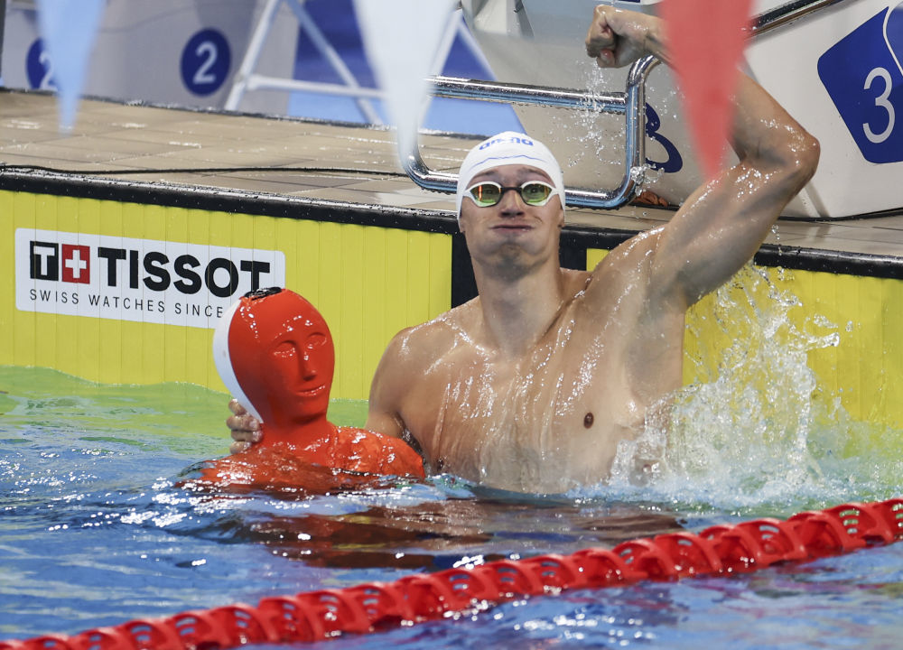 图为8月8日进行的成都世运会男子100米混合救生决赛场景。新华社记者 张丽芸 摄