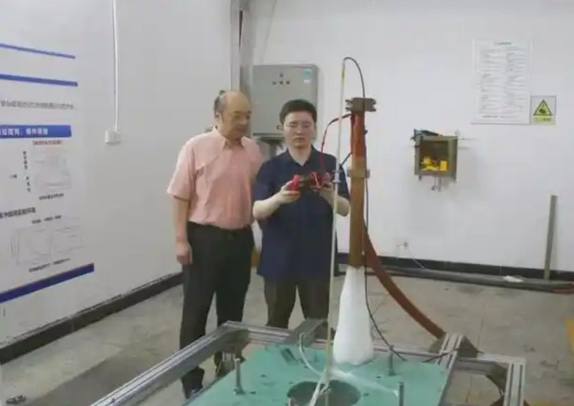 李亮教授（左）和团队成员检查磁体情况。