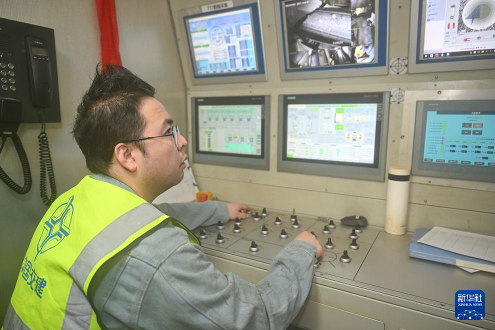 在昭温公路西天山特长隧道平导洞内,工人宗立贵在主控室操作硬岩掘进机(10月5日摄)。新华社记者 胡虎虎 摄