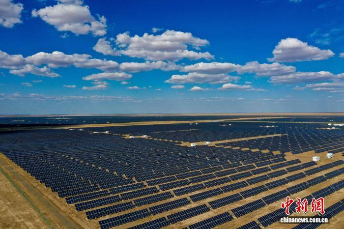 木垒县戈壁光伏发电场。卞红山 摄
