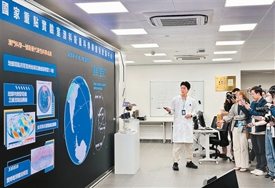 图为澳科卫星科学与应用数据中心技术员向采访团介绍项目进展。