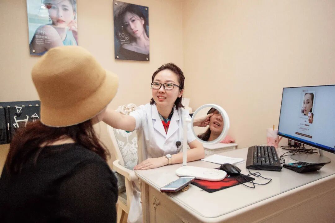 一家韩国公司设在海南的医疗美容部内,工作人员为客户定制“私人美容方案”。图/视觉中国