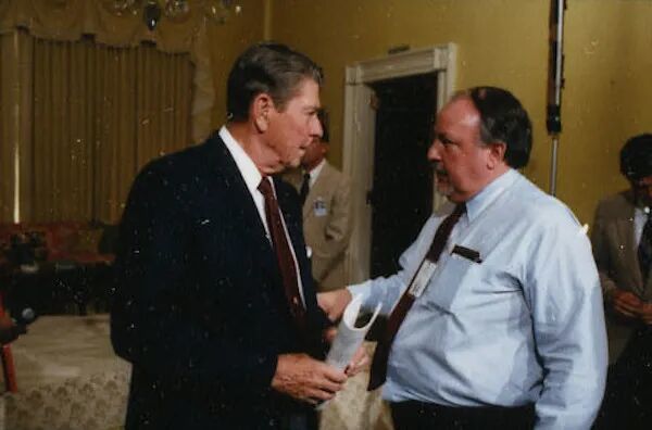 1986年罗杰·艾尔斯与里根总统合影