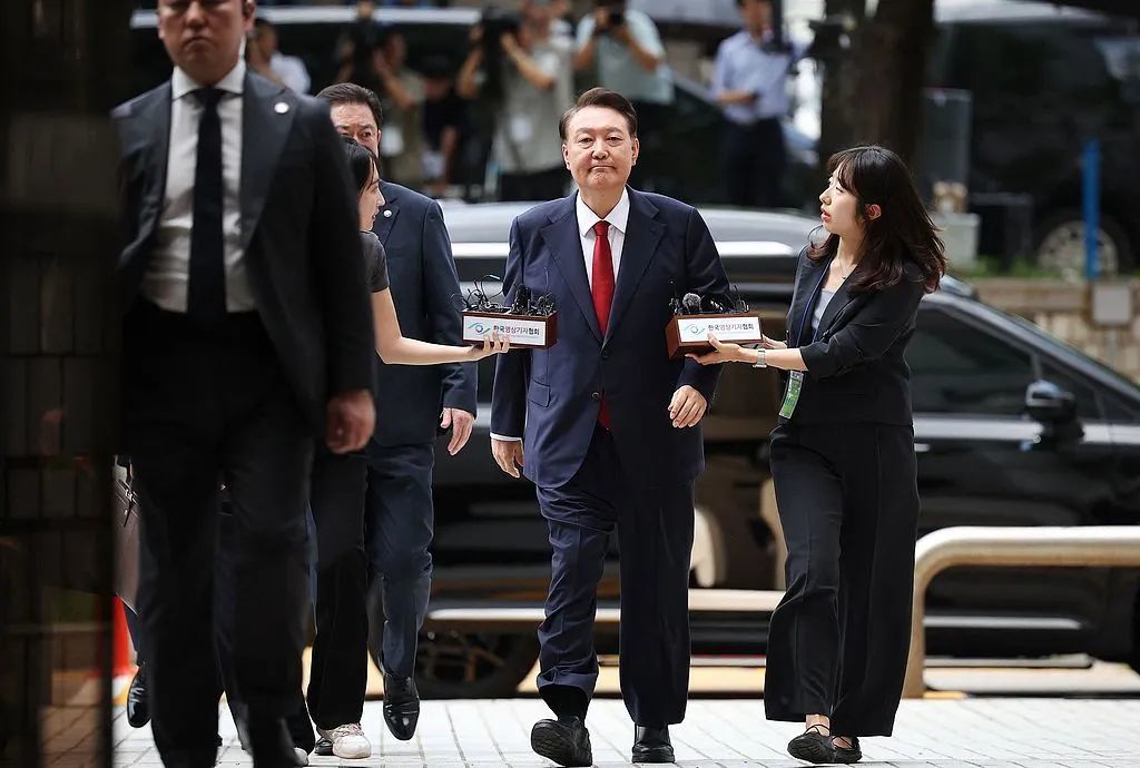 当地时间7月9日,韩国首尔,总统尹锡悦抵达法院。图/视觉中国