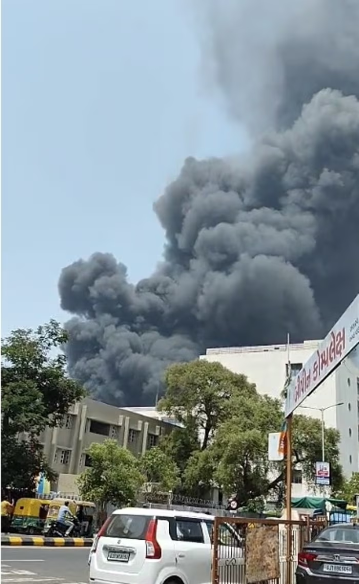 一架客机在印度古吉拉特邦艾哈迈达巴德机场坠毁，事故现场冒起浓烟。图源：外媒