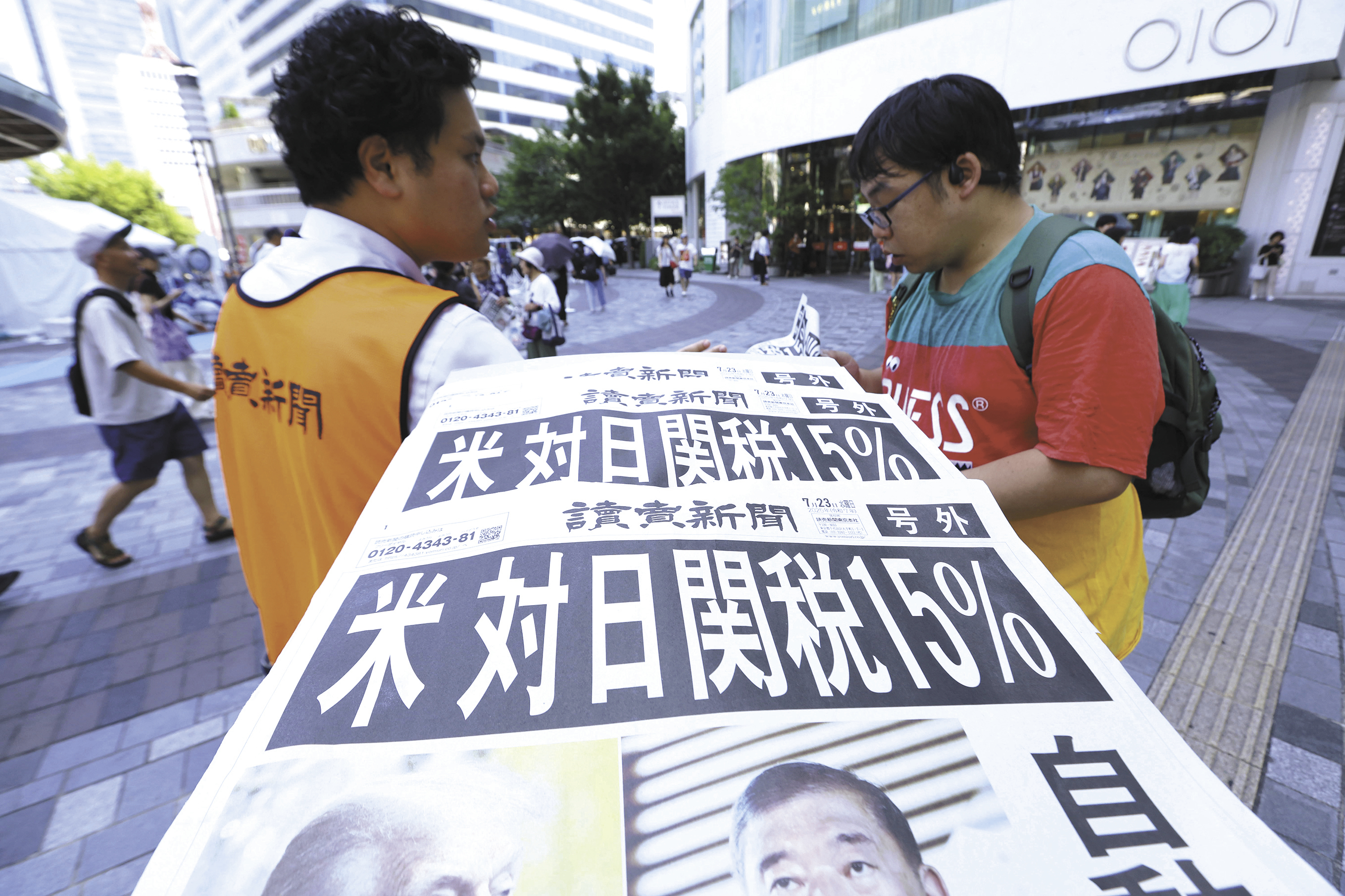 当地时间7月22日，美国总统特朗普在社交媒体上宣布，美日双方达成一项“大规模”贸易协议。图为23日，日本《读卖新闻》推出号外，对此进行报道。（视觉中国）