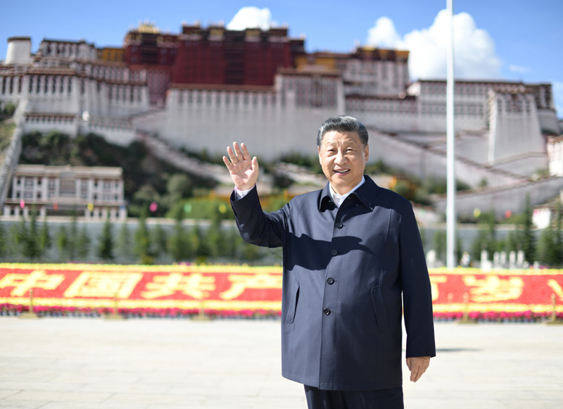 2021年7月22日，习近平在布达拉宫广场考察时，向游客和当地群众挥手致意。