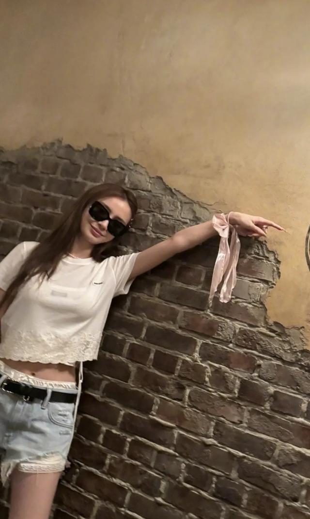 baby杨颖五一晒娃,小海绵露半张脸超像黄晓明,Baby造型美绝了