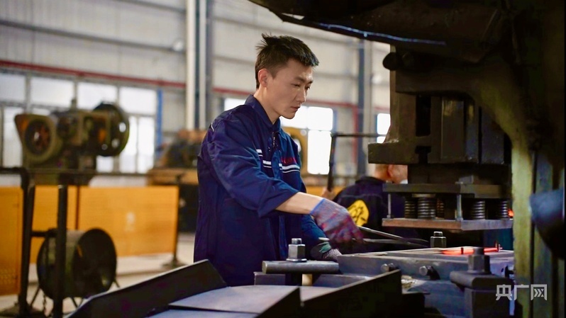 罗孝均正在炼制菜刀（央广网发 杨丹 摄）