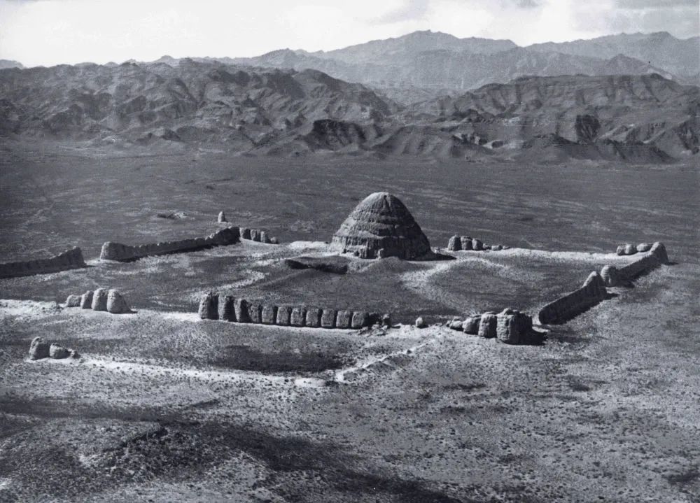 这是20世纪30年代，德国飞行员卡斯特飞越宁夏贺兰山时拍摄的西夏陵3号陵（资料照片）。新华社发