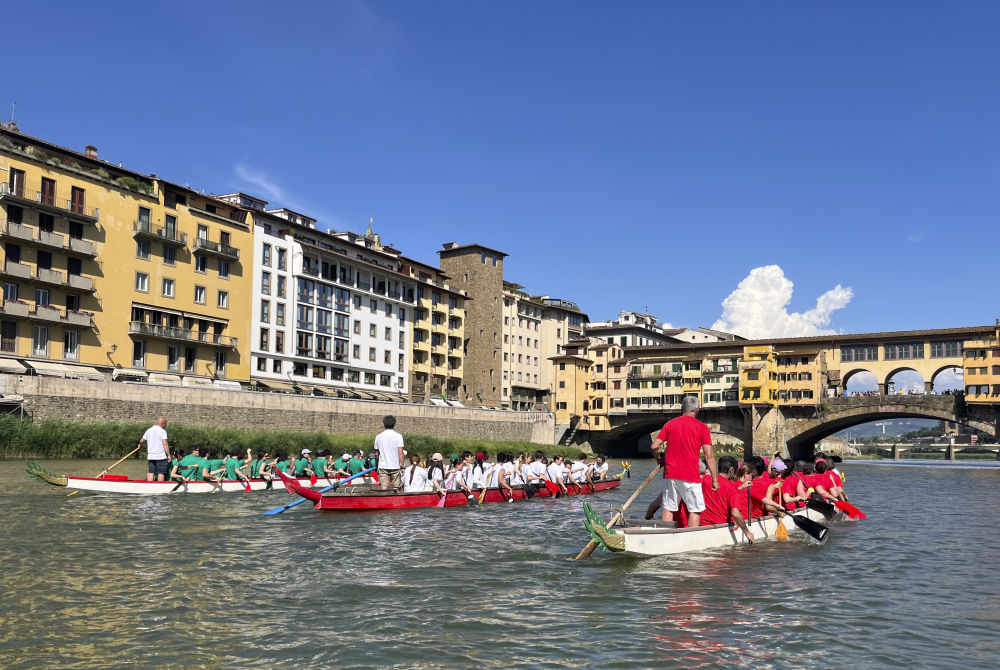 ↑在意大利佛罗伦萨，选手们在阿诺河上参加龙舟比赛（2025年5月31日摄）。