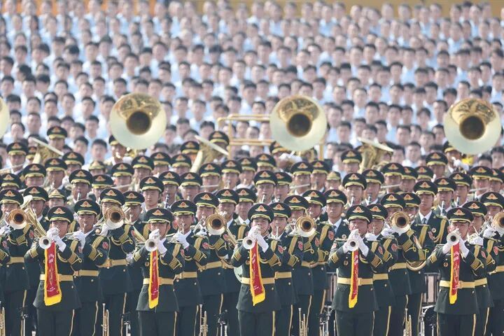 这是中国人民解放军联合军乐团在演奏。新华社记者 陈斌 摄