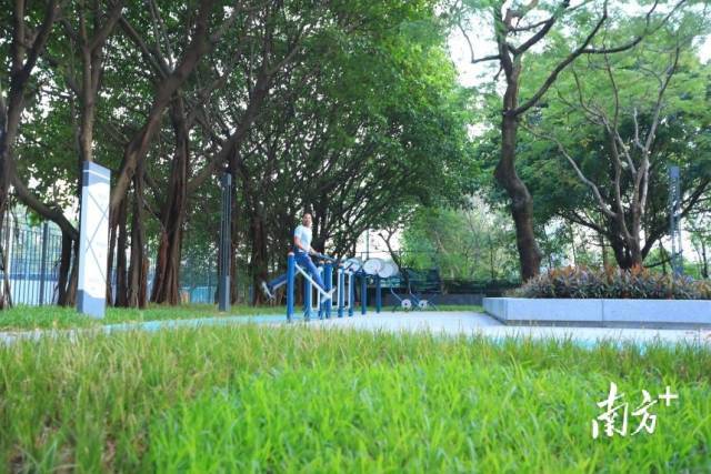 天体街角公园置入健身、休憩设施。