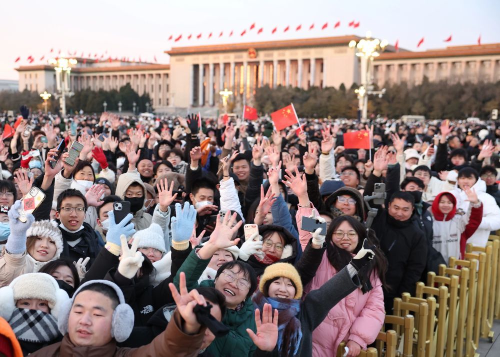 2025年1月1日清晨，北京天安门广场举行隆重的升国旗仪式。这是观众在升旗仪式结束后欢呼。新华社记者 张晨霖 摄